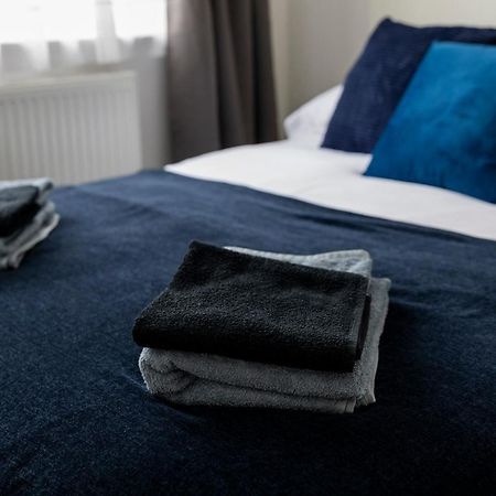 Gorgeous Modern Apartment Near Redhill Station Inc Private Garden & Parking Kültér fotó