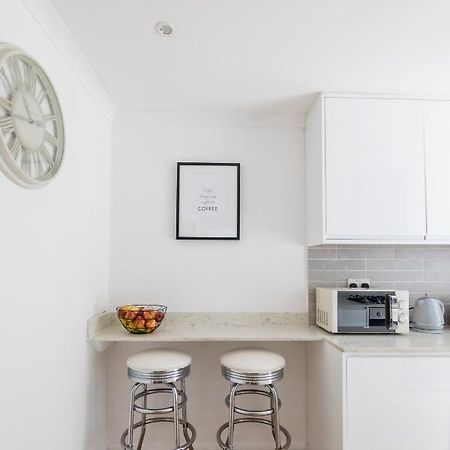 Gorgeous Modern Apartment Near Redhill Station Inc Private Garden & Parking Kültér fotó