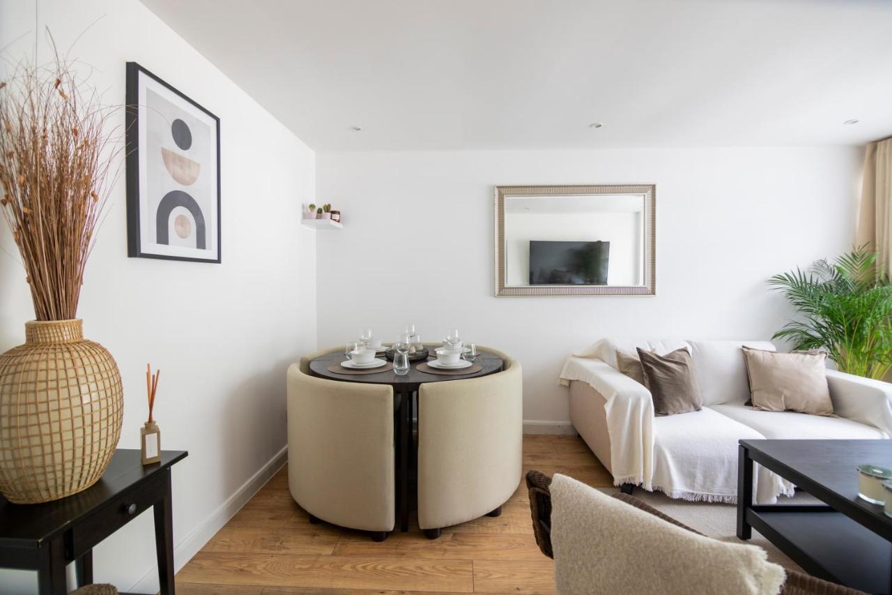 Gorgeous Modern Apartment Near Redhill Station Inc Private Garden & Parking Kültér fotó