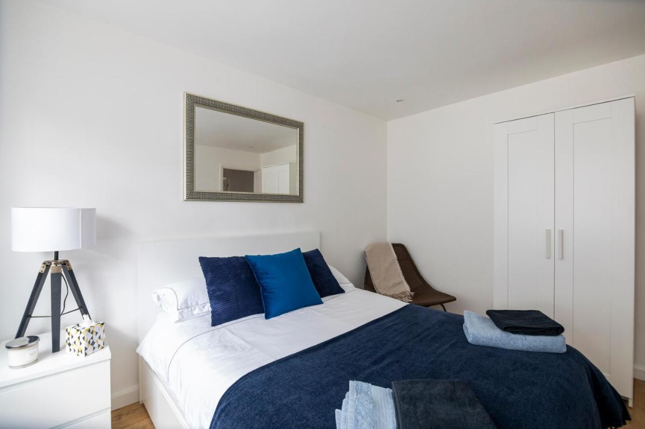 Gorgeous Modern Apartment Near Redhill Station Inc Private Garden & Parking Kültér fotó