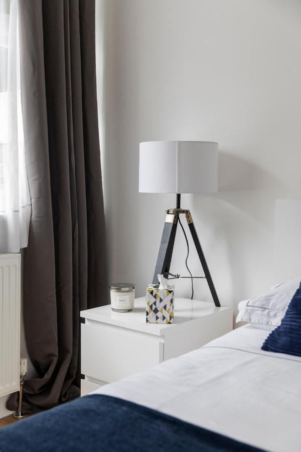 Gorgeous Modern Apartment Near Redhill Station Inc Private Garden & Parking Kültér fotó