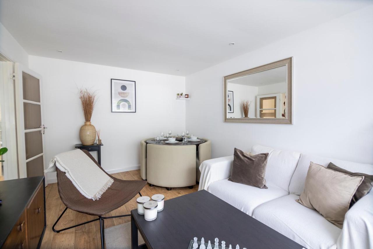 Gorgeous Modern Apartment Near Redhill Station Inc Private Garden & Parking Kültér fotó
