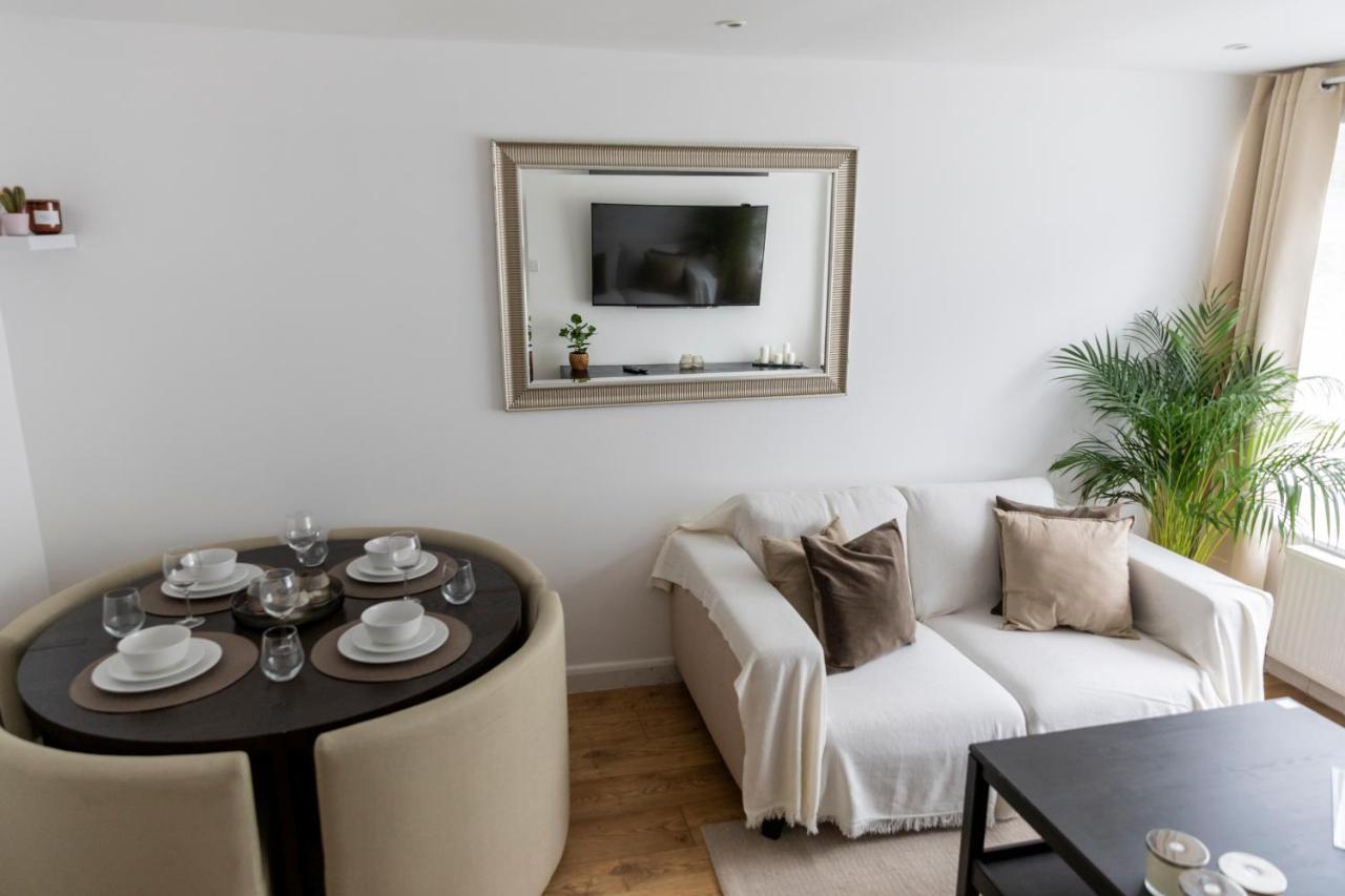Gorgeous Modern Apartment Near Redhill Station Inc Private Garden & Parking Kültér fotó