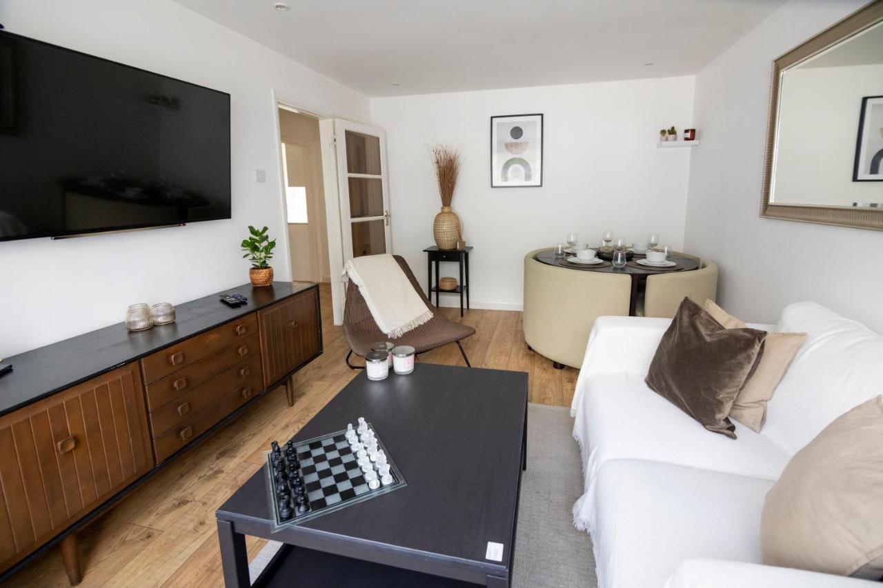 Gorgeous Modern Apartment Near Redhill Station Inc Private Garden & Parking Kültér fotó