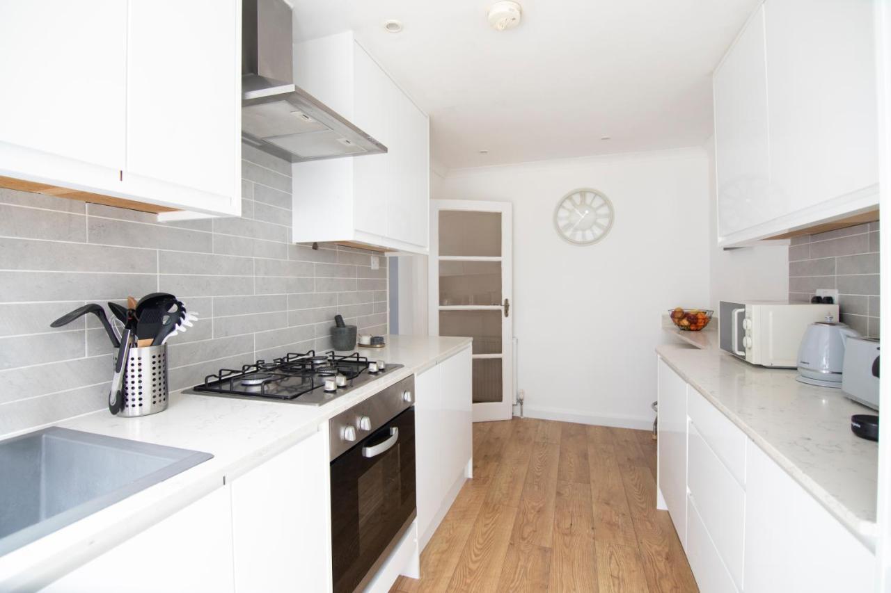 Gorgeous Modern Apartment Near Redhill Station Inc Private Garden & Parking Kültér fotó