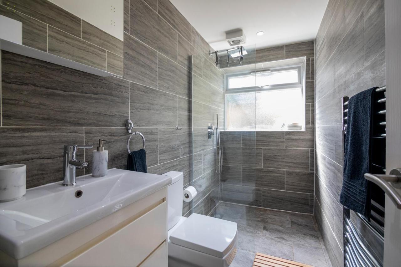 Gorgeous Modern Apartment Near Redhill Station Inc Private Garden & Parking Kültér fotó