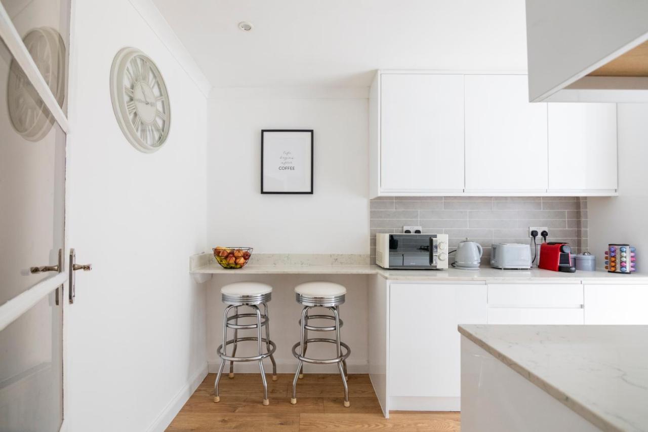 Gorgeous Modern Apartment Near Redhill Station Inc Private Garden & Parking Kültér fotó