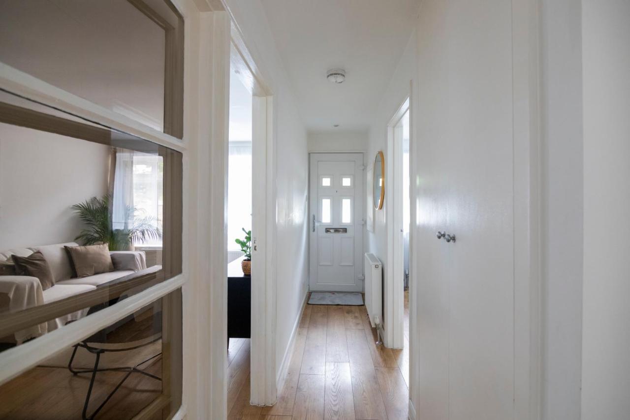 Gorgeous Modern Apartment Near Redhill Station Inc Private Garden & Parking Kültér fotó