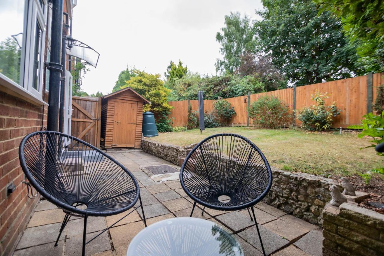 Gorgeous Modern Apartment Near Redhill Station Inc Private Garden & Parking Kültér fotó