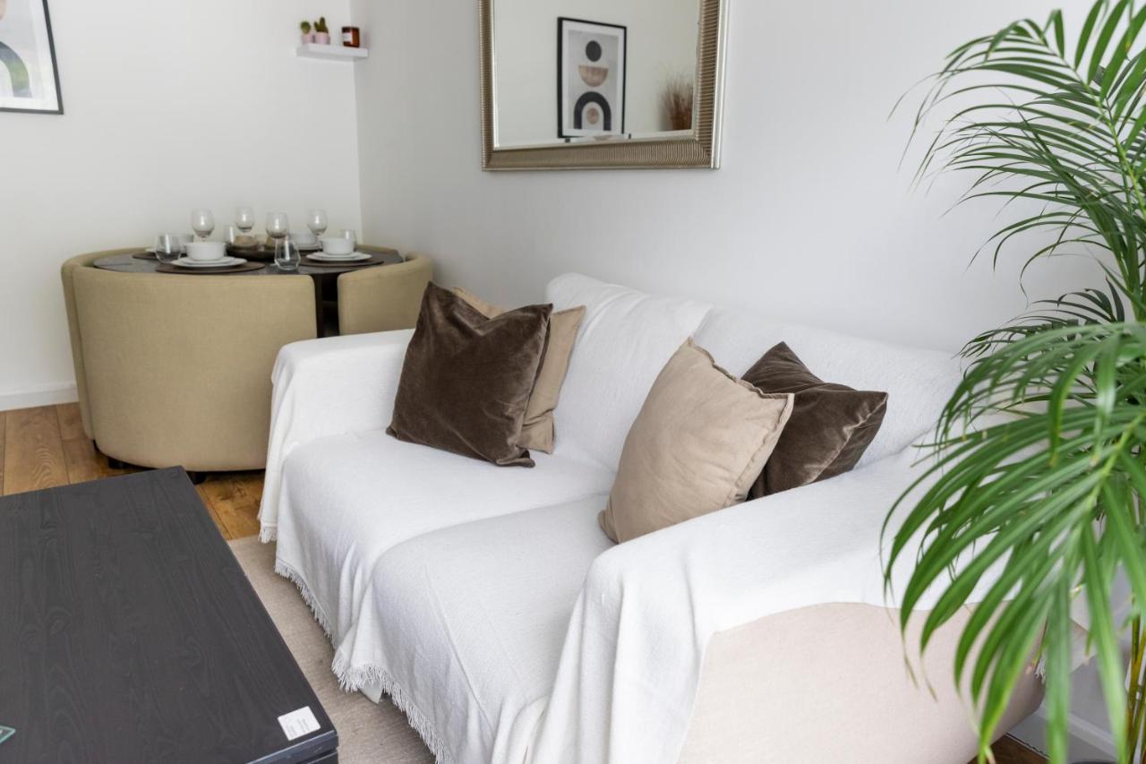 Gorgeous Modern Apartment Near Redhill Station Inc Private Garden & Parking Kültér fotó